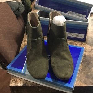 White mountain 9 1/2 olive suede